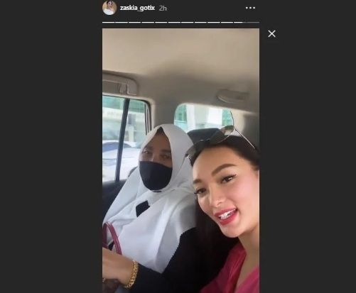 Zaskia Gotik dan ibu mertuanya [Instagram]