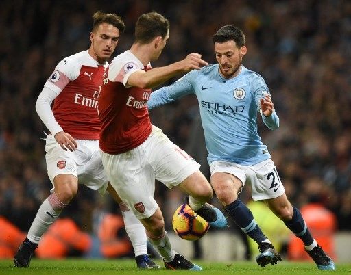 Duel Manchester City vs Arsenal pada musim lalu. (OLI SCARFF / AFP)