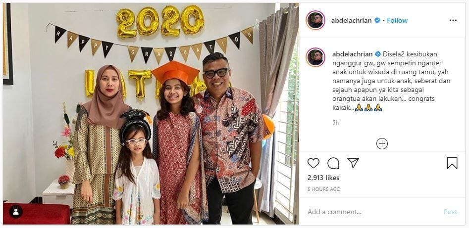 Abdel Achrian Tampil Rapi Berbatik untuk Wisuda Anak Pertamanya (instagram.com/abdelachrian)