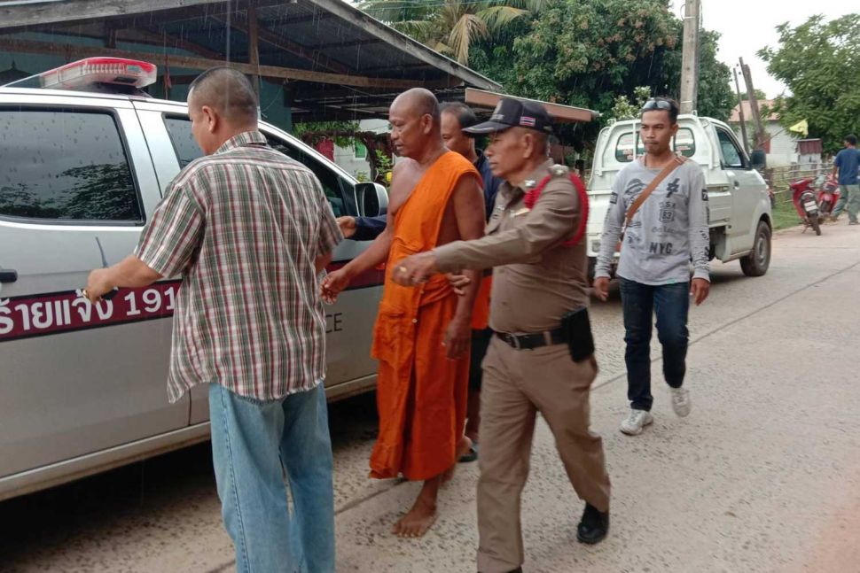 Lampai (36), ibu  hamil di distrik Khu Mueang, Thailand, tewas mengenakan setelah ditabrak dan ditikam hingga tewas oleh Biksu Phra Um Deeruenrom (59). [Bangkok Post/Surachai Piragsa]