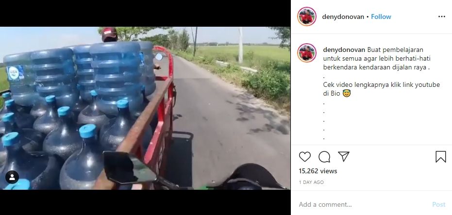 Detik-detik pemotor tercebur parit. (Instagram/@denydonovan)