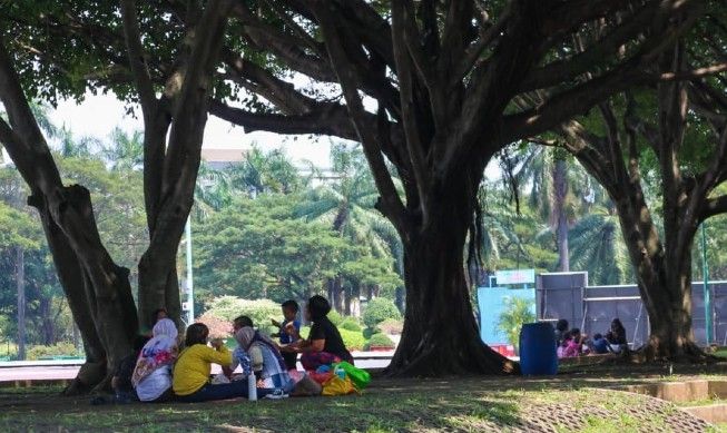 Sejumlah warga tampak tengah menikmati liburan di TMII pada, Sabtu (20/6/2020). TMII kembali beroperasi mulai hari ini setelah ditutup sementara akibat pandemi Covid-19. [Suara.com/Adie Prasetyo Nugraha]