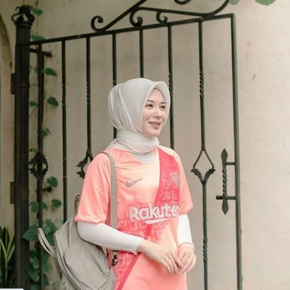 Cantiknya hijabers Korea Selatan, Ayana Jihye Moon saat kenakan jersey Barcelona. (Instagram/xolovelyayana)