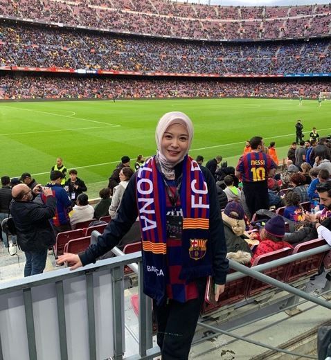 Cantiknya hijabers Korea Selatan, Ayana Jihye Moon saat kenakan jersey Barcelona. (Instagram/xolovelyayana)