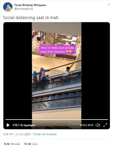 Seorang pria rela ngangkang di atas elevator demi jaga jarak (Twitter).