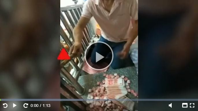 Lelaki asal China simpan uang di pipa hingga Rp 200 juta (24h.com.vn).