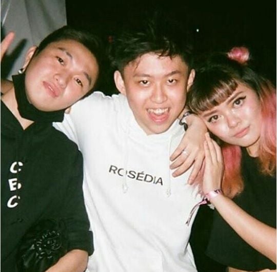 Gaya Nyentrik Ayah Rich Brian. (Instagram/@heroe.swr)