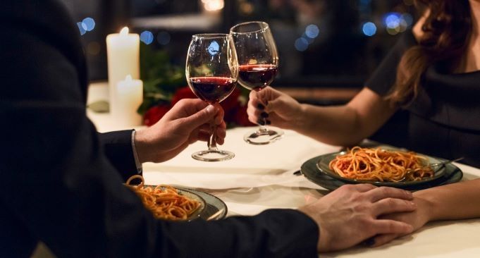 Ilustrasi makan malam romantis. (Shutterstock)