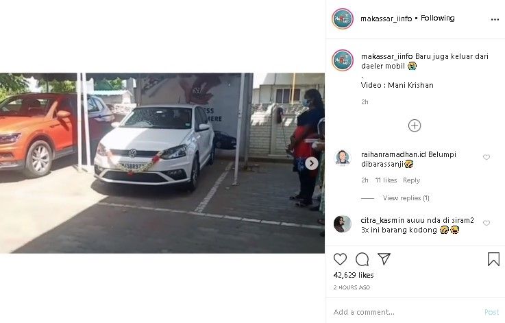 Viral mobil baru ringsek sampai terguling padahal baru keluar dealer. (Instagram/@makassar_iindo)