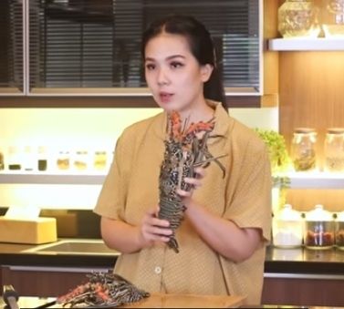 Chef Devina Hermawan memberikan tips cara membersihkan dan memotong lobster terbelah sempurna. (Screenshot YouTube Devina Hermawan)