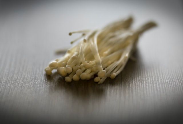 Ilustrasi jamur enoki. (Unsplash/Nathalie Jolie)