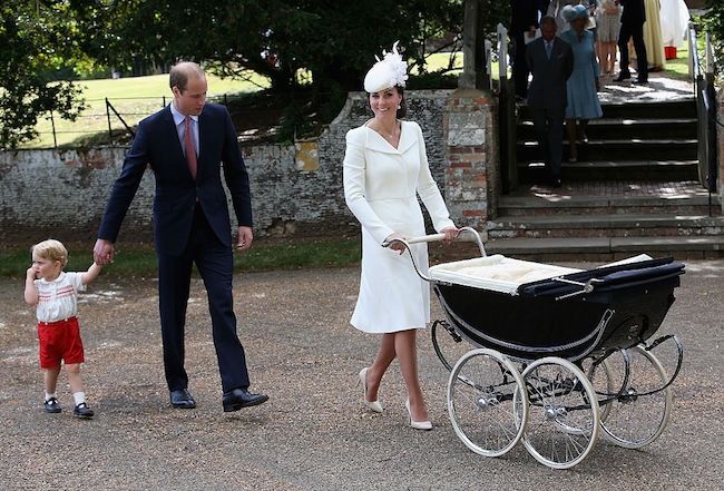 Kate Middleton saat pembaptisan Putri Charlotte (Hello Mag)