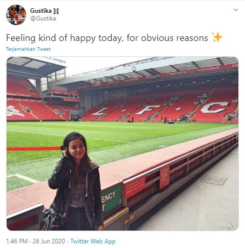 Gustika berfoto di dalam Stadion Anfield, Liverpool, Inggris (Twitter).