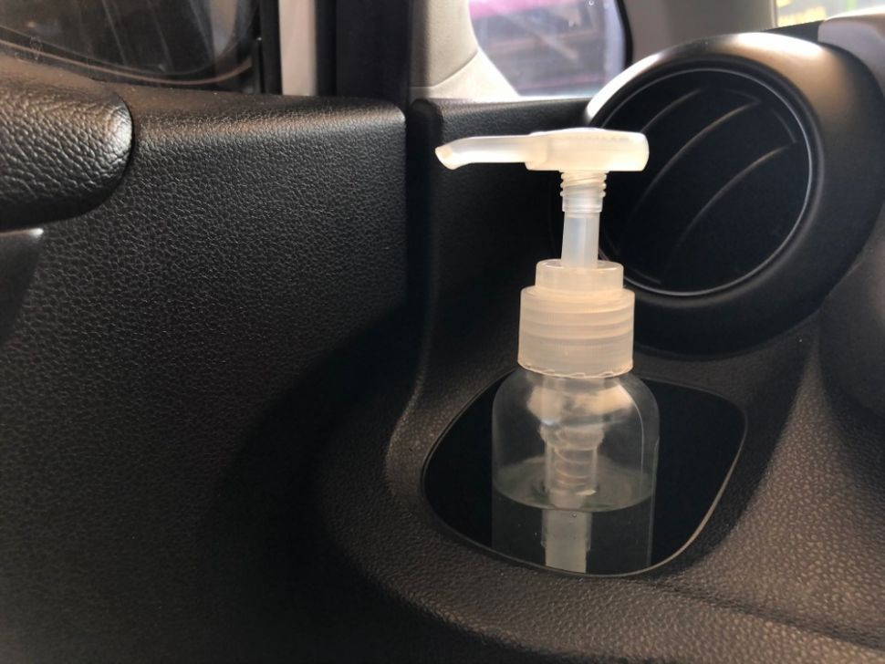 Hand sanitizer di dalam mobil. [Shutterstock]