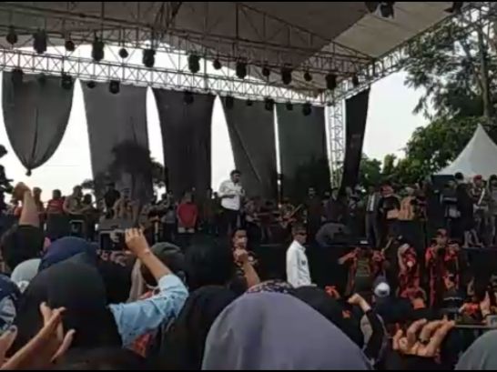 Beredar video berantai melalui aplikasi pesan WhatsApp berisi sang raja dangdut, Rhoma Irama, tampil di atas panggung pesta khitan salah satu warga di wilayah Kecamatan Pamijahan, Kabupaten Bogor, Jawa Barat, Minggu (28/6/2020). [Zian Alfath]