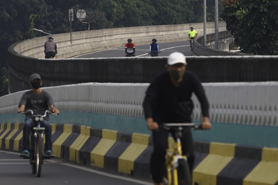 Warga bersepeda saat Hari Bebas Kendaraan Bermotor (HBKB) atau Car Free Day (CFD) di Jalan Layang Non Tol Antarasari, Jakarta, Minggu (28/6). [Suara.com/Angga Budhiyanto]