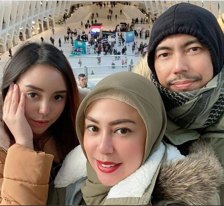 Sunan Kalijaga bersama istri, Heidy dan putrinya, Salmafina Khairunnisa alias Salmafina Sunan. [Instagram]