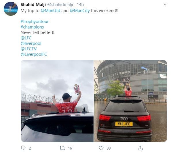 Aksi fans Liverpool pamer trofi Liga Inggris di kandang Manchester United dan Manchester City. (Twitter/@shahidmalji)