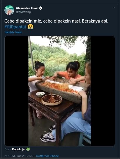 Makan Cabai Berkilo-kilo, Aksi Mukbang 3 Wanita Ini Sukses Bikin Mules. (Twitter/@aMrazing)