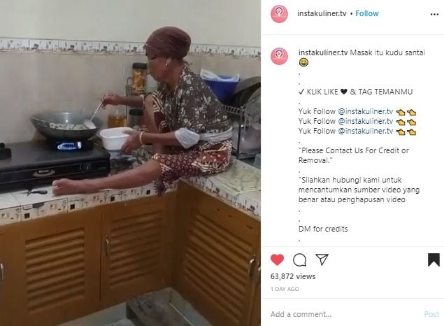 Kelewat Santuy, Pose Nenek-nenek Memasak di Atas Meja Ini Jadi Sorotan. (Instagram/@instakuliner.tv)