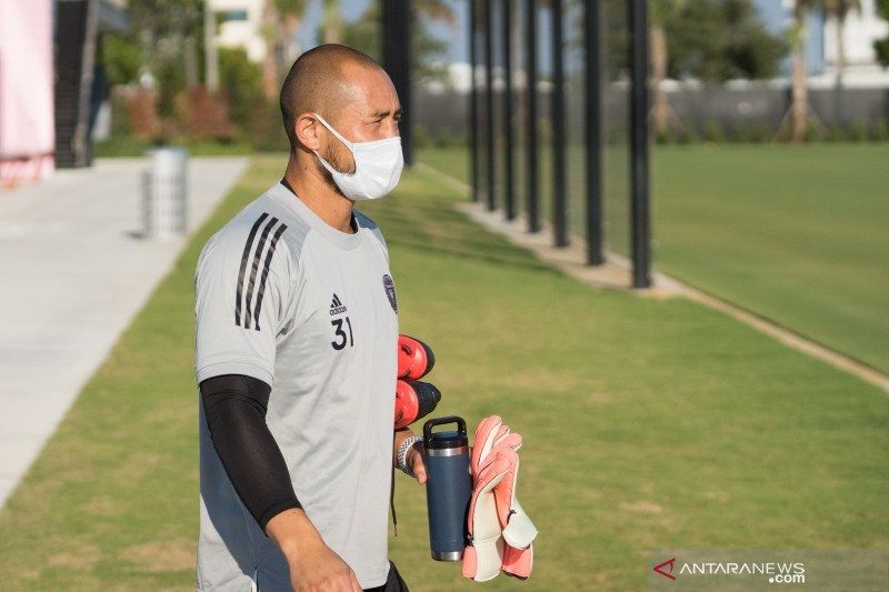 Penjaga gawang Inter Miami CF Luis Robles mengenakan masker saat memasuki tempat latihannya setelah pada Rabu, 6 Mei 2020, Major League Soccer mengumumkan para pemain sudah diperkenankan latihan luar ruangan secara individu. Mandatory Credit: MLS via USA TODAY Sports (USA TODAY Sports/MLS) 