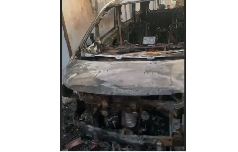 Kondisi mobil Toyota Alphard Via Vallen pasca terbakar (Instagram)