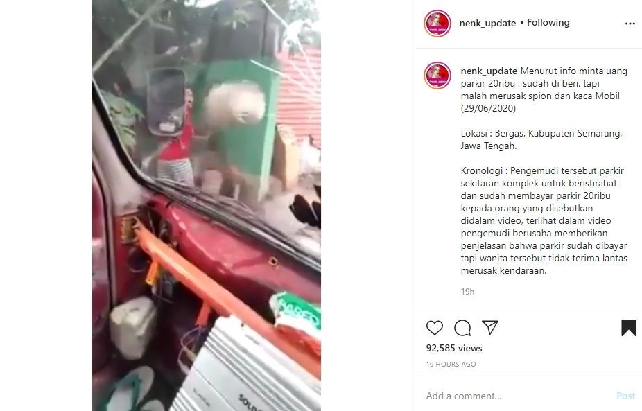 Aksi perempuan yang nekat merusak mobil. (Instagram)