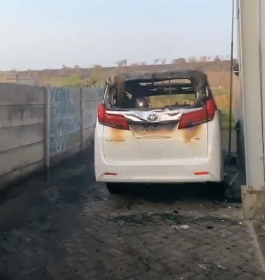 Kondisi mobil Toyota Alphard Via Vallen pasca terbakar (Instagram)