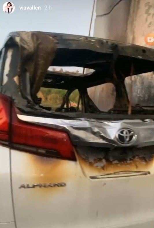 Mobil Alphard Via Vallen dibakar orang tak dikenal. [Instagram]