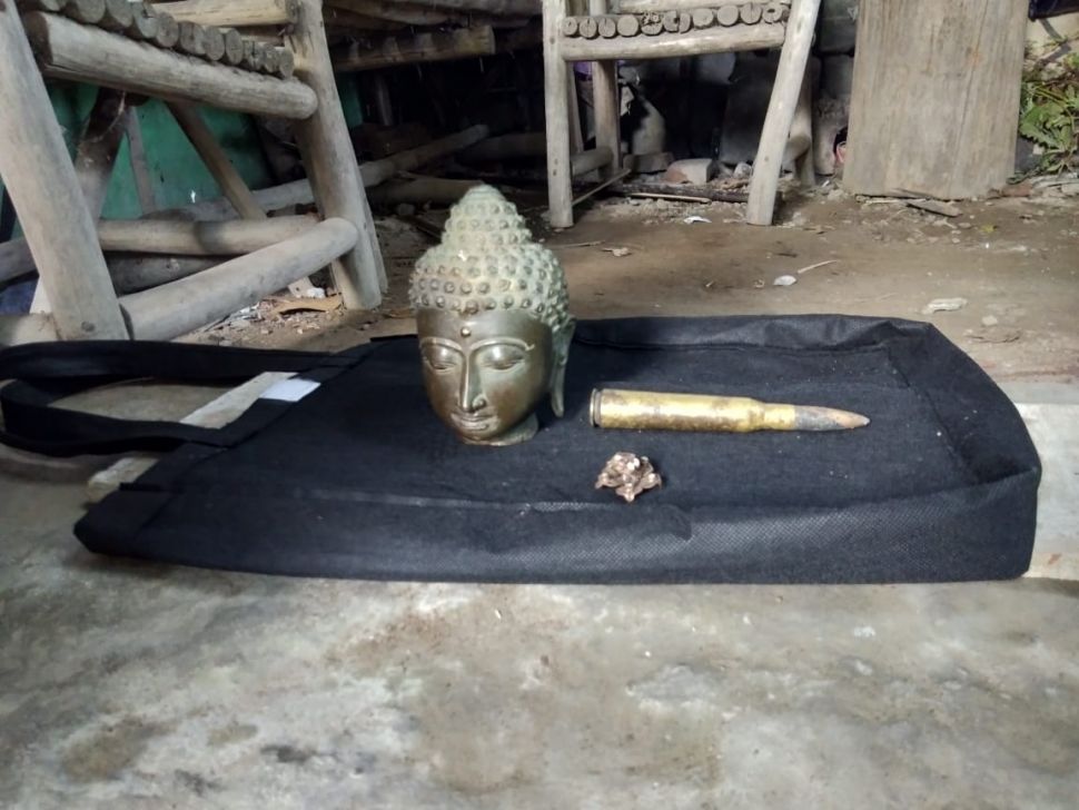 Warga di Imogiri temukan arca kepala Budha, perhiasan dan selongsong peluru di sekitar Sungai Opak, Rabu (1/7/2020). [ist/Dokumen pribadi dukuh bendo Marsudi]