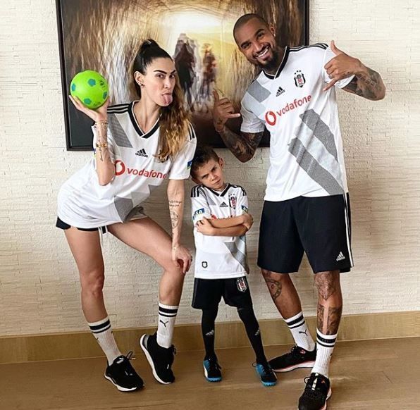 Kevin-Prince Boateng bersama sang istri Melissa Satta dan anaknya. (Instagram/melissasatta)