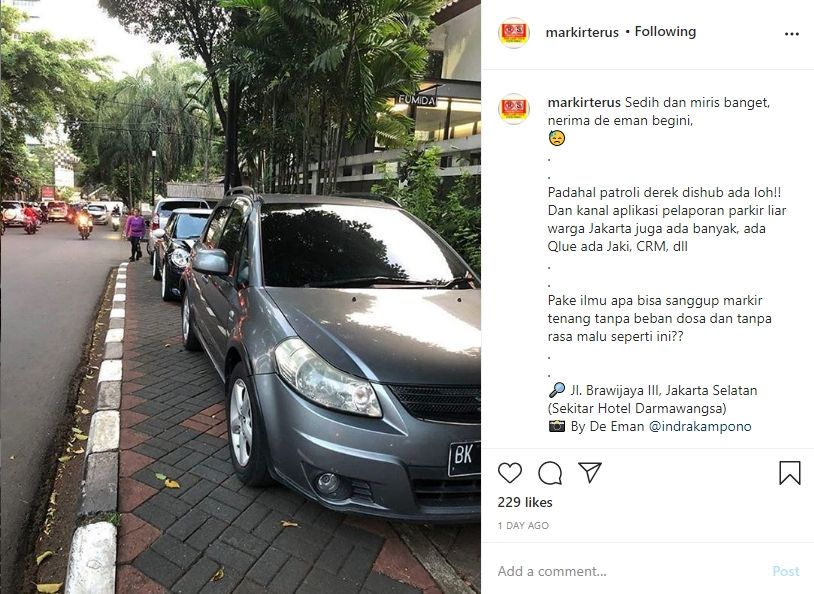 Mobil parkir sembarangan. (Instagram/@markirterus)