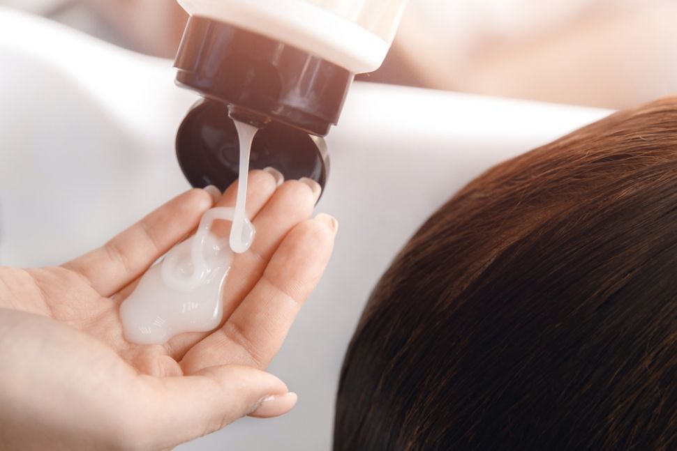 Perawatan rambut menggunakan kondisioner. (Shutterstock)