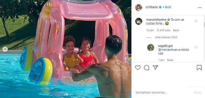 Cristiano Ronaldo menikmati akhir pekan dengan berenang bersama anak-anak. (Instagram/@cristiano).