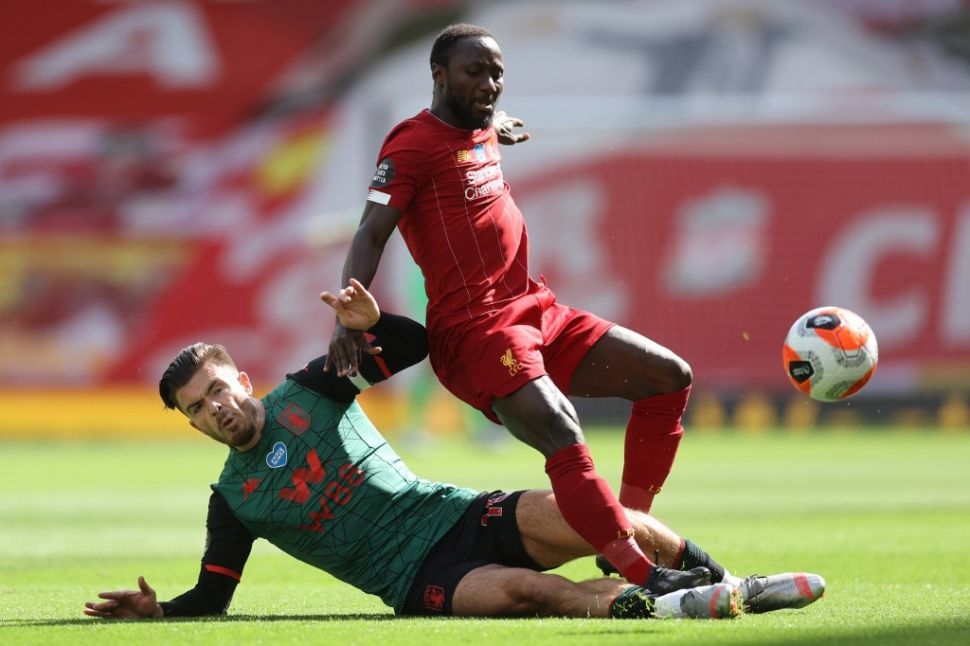 Gelandang Liverpool, Naby Keita (kanan) berduel dengan kapten Aston Villa, Jack Grealish pada laga Liga Inggris 2019/2020 di Anfield, Liverpool, Minggu (5/7/2020) malam WIB. [CARL RECINE / POOL / AFP]