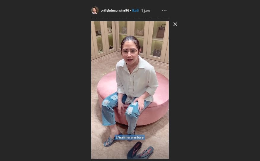 Prilly Latuconsina menjajal sandal dengan harga terjangkau. (Instagram@prillylatuconsina96)