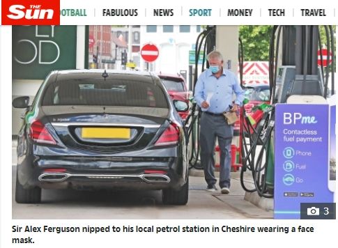 Mantan manajer Manchester United, Sir Alex Ferguson, mengisi bahan bakar mobil. (The Sun).