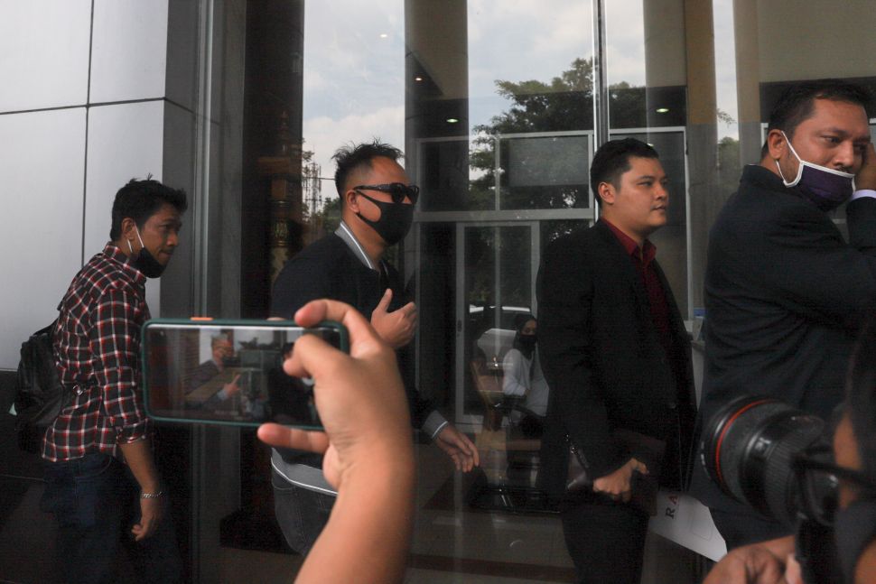 Vicky Prasetyo berjalan masuk kedalam Kejaksaan Negeri Jakarta Selatan, Selasa (7/6). [Suara.com/Alfian Winanto]