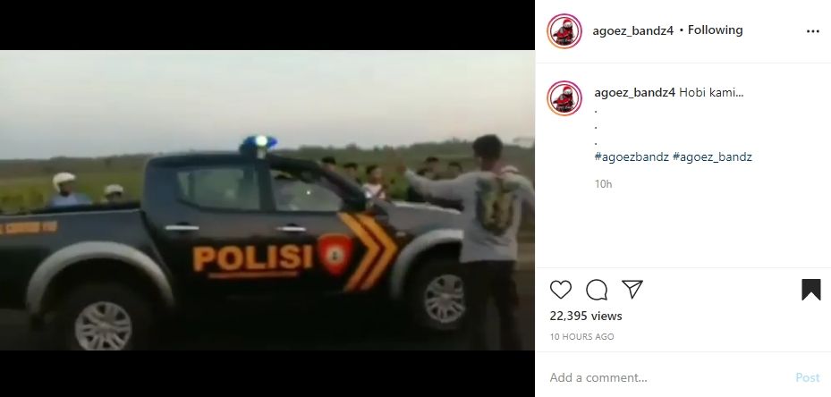Kerumunan balap liar yang bikin salah fokus. (Instagram)