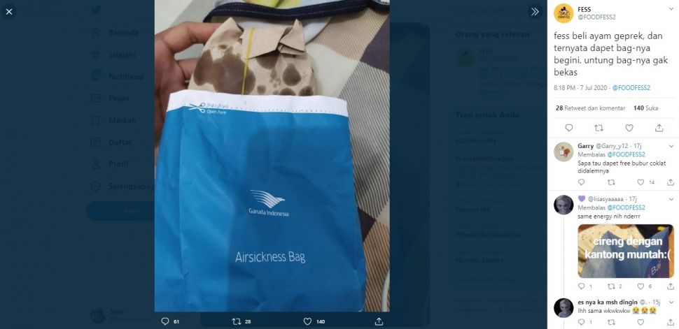 Beli ayam geprek dibungkus kantong muntah Garuda Indonesia (Twitter/foodfess2)