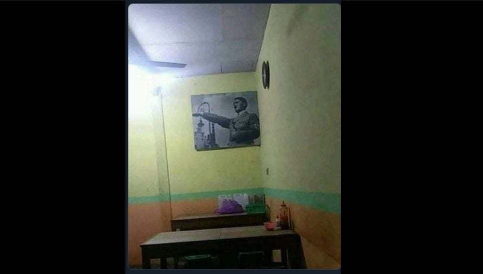 Penampakan warung makan dengan ajangan foto Hitler. (Twitter/@Dsrrdz)