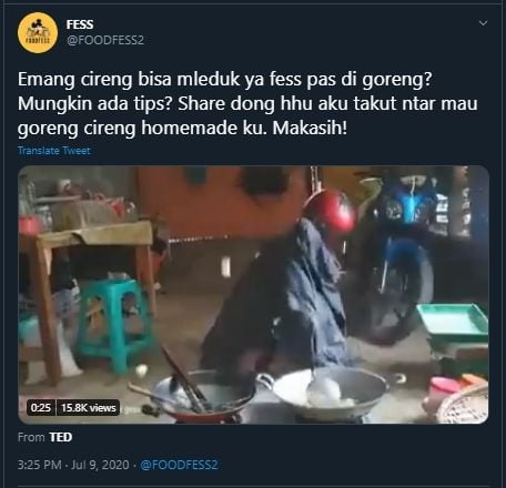 Takut Kena Minyak, Kocaknya Pria Ini Pakai Jas Hujan saat Masak Cireng. (Twitter/@FOODFESS2)