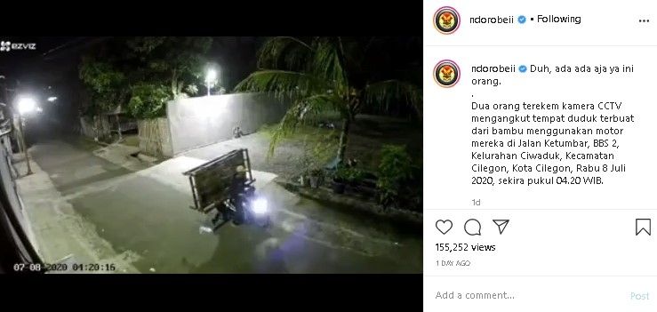 Aksi maling bangku warga terekam CCTV. (Instagram/@ndorobeii)