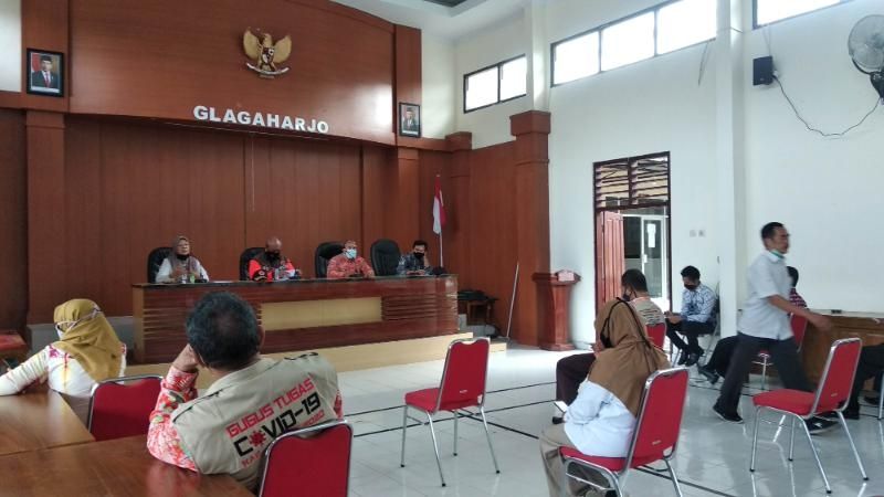 Tim dari BPBD melakukan pengecekan kondisi jalur evakuasi Merapi di kawasan Glagaharjo, Sleman, Kamis (9/7/2020). [Muhammad Ilham Baktora / SuaraJogja]