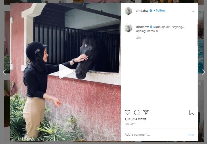 Gaya hijab simpel ala Dinda Hauw. (Instagram/@dindahw)