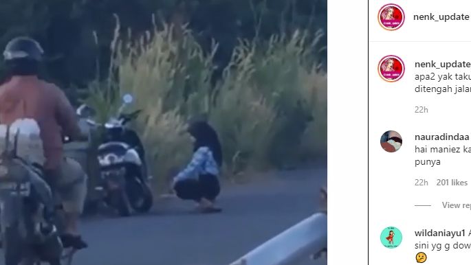 Seorang perempuan melakukan joget untuk konten TikTok di pinggir jalan. [@NENK_UPDATE / Instagram]