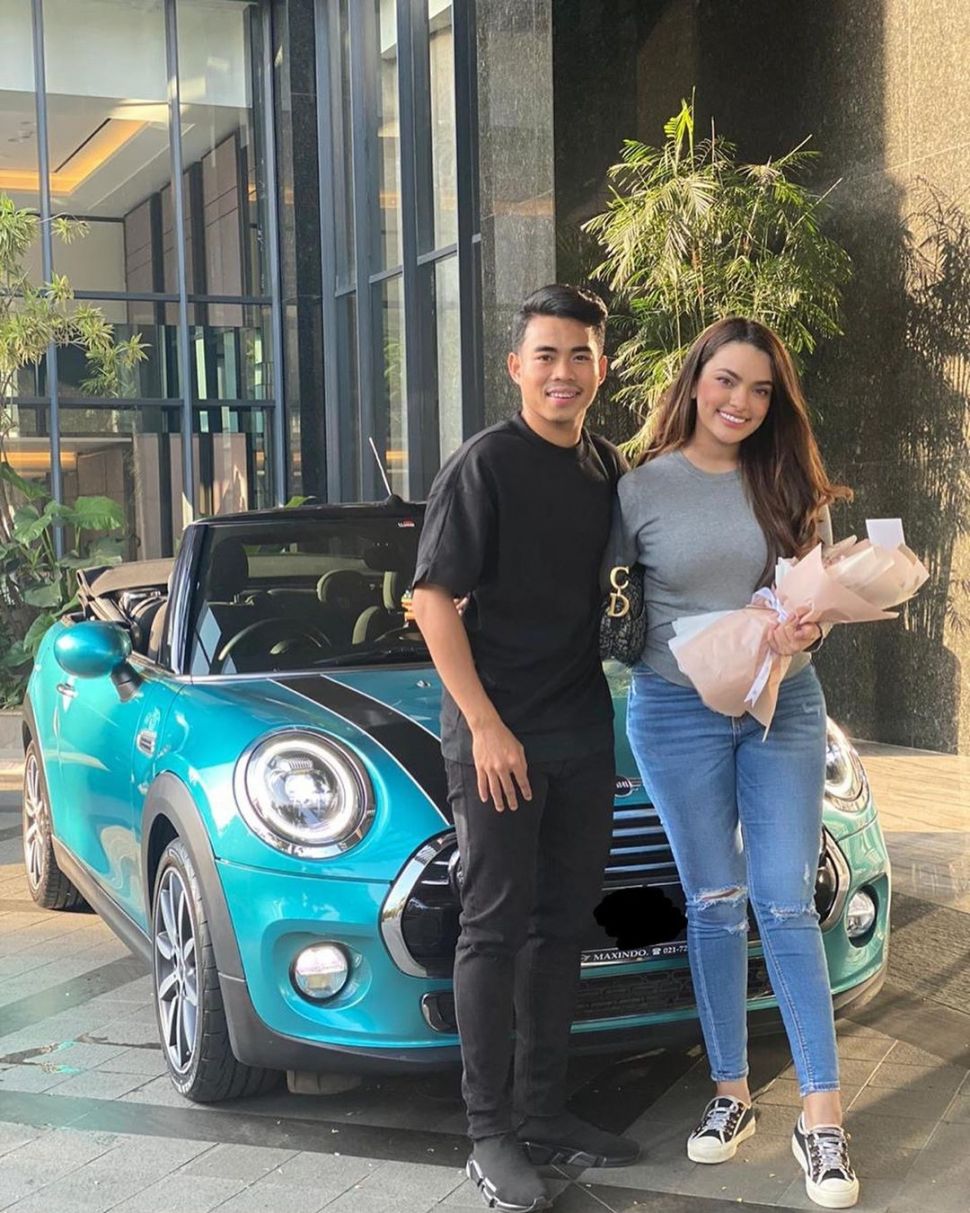 Sarah Ahmad diberi kado sebuah mobil Mini Cooper dari kekasihnya, Nurhidayat Haris. [Instagram]