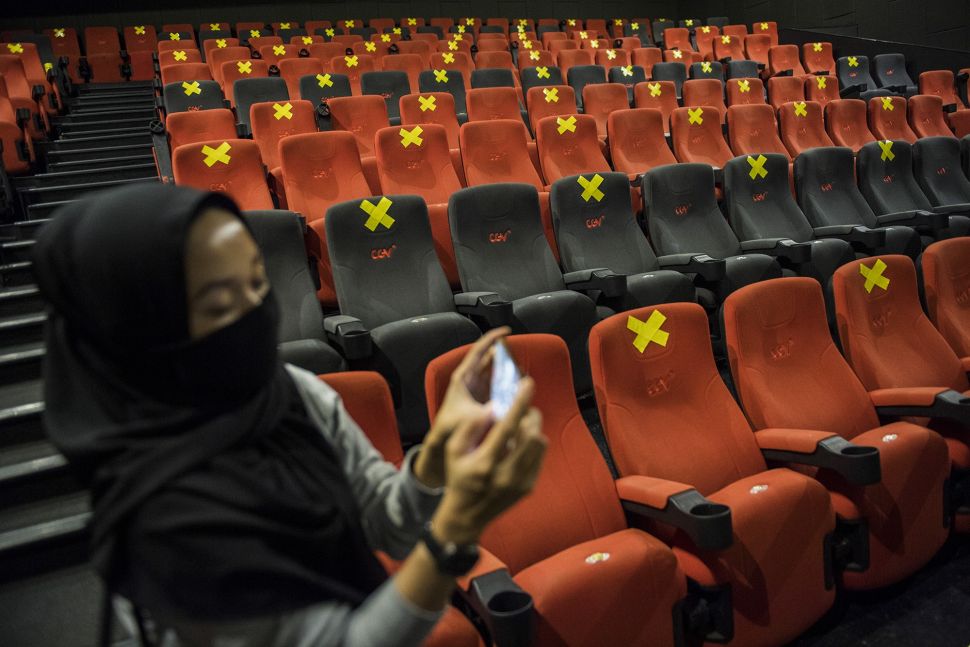 Suasana simulasi pembukaan dan peninjauan tempat hiburan bioskop CGV Cinemas di Bandung Electronic Center (BEC), Bandung, Jawa Barat, Kamis (9/7). [ANTARA FOTO/M Agung Rajasa]