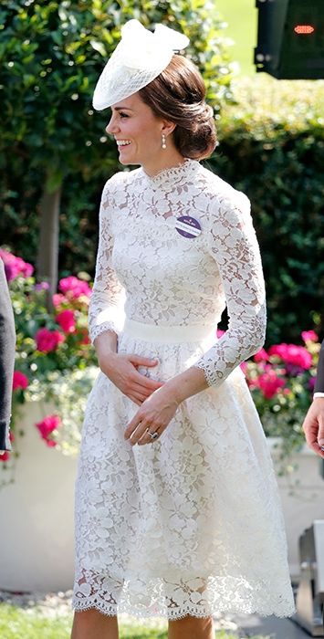 Kate Middleton dalam Gaun Putih. (Mirror)