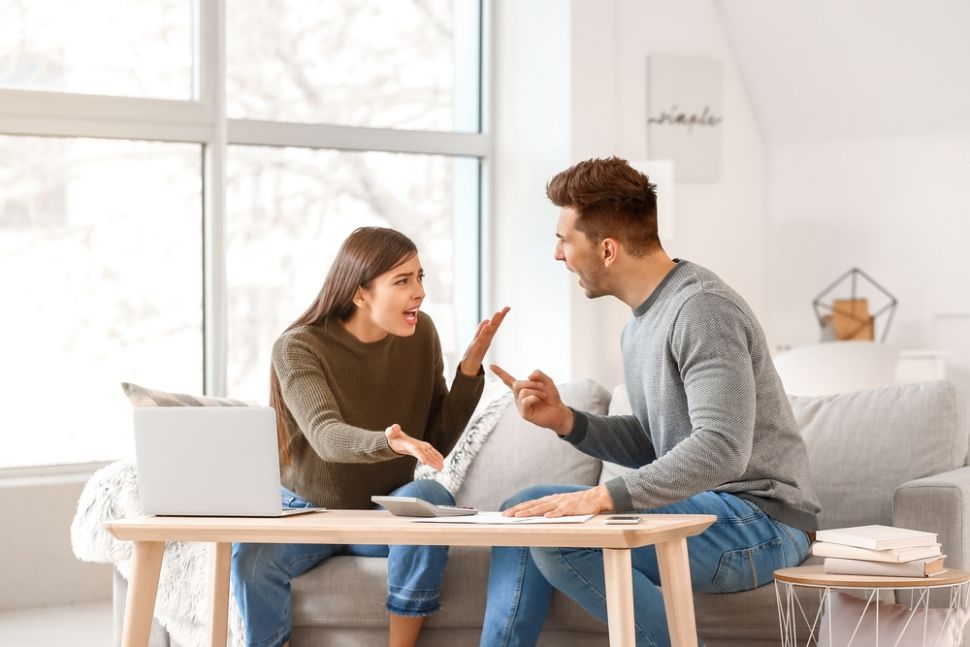 Pasangan kekasih bertengkar karena masalah keuangan. (Shutterstock)